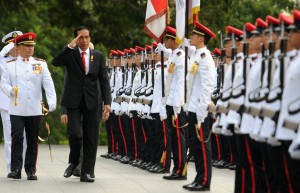 Presiden Jokowi memeriksa pasukan kehormatan, di Istana Kepresidenan Singapura, Selasa (28/7) siang