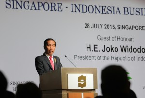 Presiden Jokowi saat tampil dalam dialog bisnis Indonesia - Singapura, di Hotel Shangrilla, Singapura, Selasa (28/7)