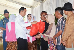 Presiden Jokowi menyerahkan paket sembako pada peresmian pasar murah 7 BUMN, di Garut, Jabar, Minggu (5/7)