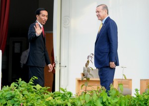 Presiden Jokowi berbincang santai dengan Preside Turki Recep Tayyip Erdogan, di halaman belakang Istana Merdeka, Jakarta, Jumat (31/7)