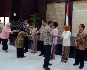 Seskab Andi Wijayanto, Kepala Staf Presiden Luhut B. Pandjaitan, dan Mensesneg Pratikno bersama istri masing-masing pada Halal Bihalal di Gedung III Kemensetneg, Jakarta, Rabu (22/7)