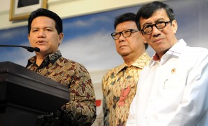 Ketua KPU Husni Kamil Manik bersama Mendagri dan Menkumham dalam konperensi pers seusai rapat terbatas. di kantor Presiden, Jakarta, Kamis (23/7)