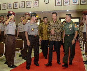 Presiden Jokowi didampingi Panglima TNI dan Kapolri saat memasuki ruang auditorium Akpol, Semarang, Jateng, Rabu (29/7) malam.