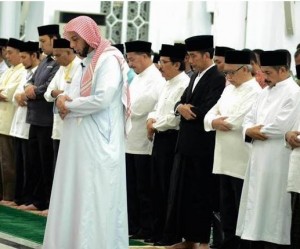 Presiden Jokowi melaksanakan solat Idul Fitri di Masjid Raya Baiturrahman, Banda Aceh, Jumat (17/7) pagi