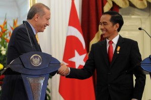 Presiden Jokowi dan Presiden Turki Recep Tayyip Erdogan dalam konperensi pers bersama, di Istana Merdeka, Jakarta, Jumat (31/7) petang