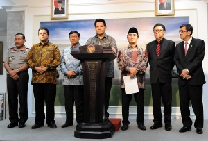 Ketua KPU Husni Kamil Manik bersama pimpinya unsur penyelenggara Pemilu dan wakil pemerintah dalam keterangan pers di kantor Kepresidenan, Jakarta, Rabu (8/7) sore