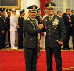 Panglima TNI Jenderal Gatot Nurmantyo memberikan salam komando kepada KSAD Letjen Mulyono, di Istana Negara, Jakarta, Kamis (15/7)