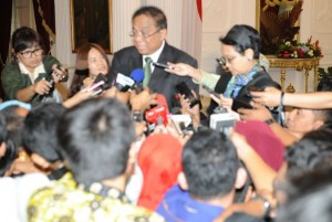 Menko Kemaritiman Indroyono Soesilo dan Menlu Retno LP Marsudi memberikan keterangan pers terkait pertemuan Presiden Jokowi - Ketua MPR RRT Yu Zhenseng, di Istana Merdeka, Jakarta, Senin (27/7)