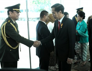 Presiden Jokowi didampingi Ibu Negara Iriana saat akan meninggalkan Singapura melalui Bandara Internasional Changi, Rabu (29/7) 