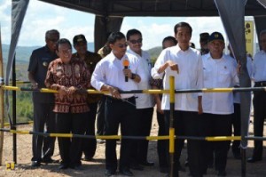 Presiden Jokowi didampingi sejumlah menteri meninjau pembanguan Bendungan Raknamo, di Kupang, NTT, Sabtu (25/7)