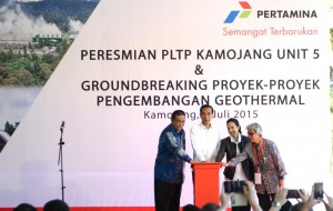 Presiden Jokowi didampingi Menko Kemaritiman, Menteri BUMN meresmian beroperasinya PLTP Kamojang, di Kab. Bandung, Jabar, Minggu (5/7)