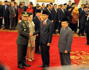 Presiden Jokowi didampingi Wapres Jusuf Kalla memberikan ucapan selama kepada Jenderal Gatot Nurmantyo yang baru dilantiknya menjadi Panglima TNI, di Istana Negara, Jakarta, Rabu (8/7)