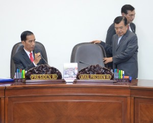 Presiden Jokowi dan Wapres Jusuf Kalla sebelum rapat terbatas, di kantor Kepresidenan, Jakarta, Rabu (8/7)