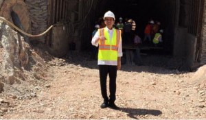 Presiden Joko Widodo saat mengunjungi proyek pembangunan Bendungan Raknamo, di Kupang, NTT, Sabtu (25/4)