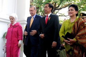 Presiden Jokowi didampingi Ibu Negara Iriana berjalan bersama Presiden Turki Tayyip Erdogan yang didampingi Ibu Negara Turki Emine, di Istana Merdeka, Jakarta, Jumat (31/7) sore