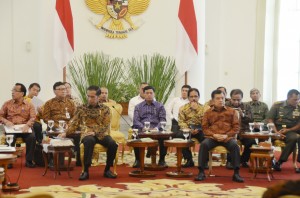 Presiden Jokowi didampingi Wapres Jusuf Kalla dan sejumlah menteri, di Istana Bogor, Rabu (5/8)