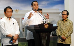 Mendikbud Anies Baswedan didampingi Menkominfo Rudiantara dan Ishadi SK dari ATVSI memberikan keterangan pers, di Istana Merdeka, Jakarta, Jumat (21/8)