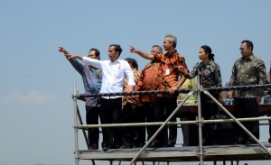 Presiden Jokowi saat melihatPLTU Batang, di di pantai Desa Ujungnegoro, Kecamatan Kandeman, Kabupaten Batang, Jumat (28/8)