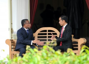 Presiden Jokowi dan PM Timor Leste Rui Maria De Araujo berbicara santai, di salah satu sudut halaman Istana Merdeka, Jakarta, Rabu (26/8)