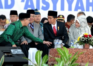 Presiden Jokowi didampingi Ibu Negara Iriana berbincang dengan Ketua Umum PP Muhammadiyah Din Syamsudin dan Menteri Agama Lukman Hakim S, di arena Muktamar Lap. Karebosi, Makassar, Senin (3/8)
