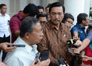 Menko Perekonomian Darmin Nasution bersama Menko Polhukam Luhut B. Pandjaitan, di Istana Bogor, Jabar, Senin (24/8)