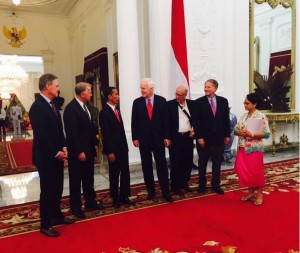 Presiden Jokowi didampingi Menlu Retno Marsudi berbincang dengan delegasi Senat AS, di Istana Merdeka, Jakarta, Kamis (13/8) malam