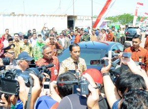 Presiden Jokowi memberikan penjelasan soal pelemahan rupiah, saat tiba di Titik 25 Kolam Penampungan Lumpur Sidoarjo, Selasa (25/8) siang.