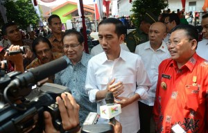 Presiden Jokowi didampingi Menko Kemaritiman Rizal Ramli dan Gubernur Kalbar Cornelis menjawab wartawan, di Pontianak, Sabtu (22/8)