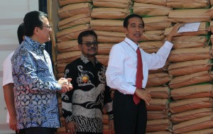 Presiden Jokowi memegang komoditas yang diekspor Sulsel ke-24 negara, di Pelabuhan Makasar, Senin (3/8)