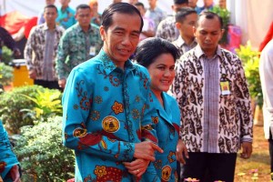 Presiden Jokowi didampingi Ibu Negara Iriana saat menghadiri peringatan Harganas XXII, di Tangerang Selatan, Banten, Sabtu (1/8) pagi
