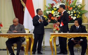 Presiden Jokowi dan PM Timor Leste Rui Maria de Araujo menyempatkan diri berbincang, saat menyaksikan penandatanganan kerjasama kedua negara, di Istana Merdeka, Jakarta, Rabu (26/8)