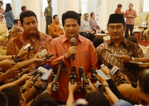 Ketua KPU Husni Kamil Manik didampingi Ketua Bawaslu Muhammad dan Ketua DKPP Jimly Asshidiqie menyampaikan keterangan pers, di Istana Bogor, Jabar, Rabu (5/8)