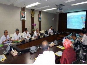 Menteri PUPR Basuki Hadimuljono didampingi jajarannya menerima Gubernur Kalsel Rudi Arifin dan pimpinan DPRD Kalsel, di kantor Kementerian PUPR, Jakarta, Senin (3/8)
