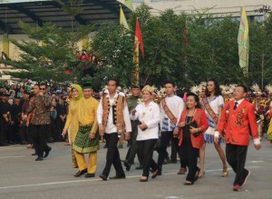 Presiden Jokowi didampingi Ibu Negara Iriana mengenakan pakaian adat Dayak saat karnaval di Pontianak, Sabtu (22/8)