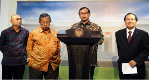 Seskab Pramono Anung didampingi Menko Perekonomia Darmin Nasution dan Menko Maritim Rizal Ramli menjelaskan hasil ratas soal pembangunan LRT, di kantor Kepresidenan, Jakarta, Selasa (18/8)