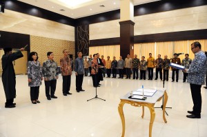 Seskab Andi Widjajanto melantik 5 pejabat eselon I di lingkungan Sekretariat Kabinet, di Gedung III Kemensetneg, Jakarta, Kamis (6/8)