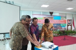 Sekjen Kementerian PUPR Taufik Widjoyono didampingi sejumlah pejabat meresmikan launching proyek Kementerian PUPR TA 2016, di Jakarta, Jumat (28/8)