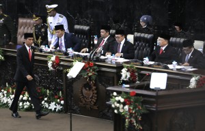 Presiden Jokowi menuju mimbar untuk menyampaikan pidato pada Sidang Tahunan MPR-RI, di Gedung MPR-RI, Jakarta, Jumat (14/8)