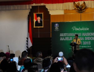 Presiden Jokowi memberikan sambutan pada Pembukaan Munas IX MUI, di Gedung Grahadi, Surabaya, Selasa (25/8)