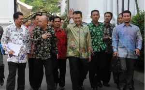 Menpora Imam Nahrawi didampingi Staf Khusus Presiden Teten Masduki, seusai bertemu Presiden Jokowi, di Istana Merdeka, Jakarta, Jumat (7/8)