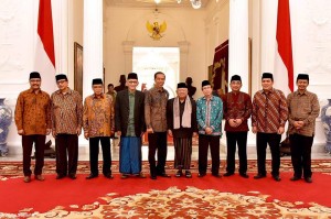 Presiden Jokowi berfoto bersama pengurus PBNU 2015-2020, di Istana Merdeka, Jakarta, Kamis (27/8)
