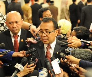 Mensesneg Pratikno didampingi Tim Komunikasi Presiden, Teten Masduki, menjawab wartawan mengenai reshufle kabinet, di Istana Negara, Jakarta, Rabu (12/8)