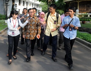 Seskab Pramono Anung menjawaba wartawan seusai Sidang Kabinet Paripurna, di kantor Kepresidenan, Jakarta, Rabu (19/8)