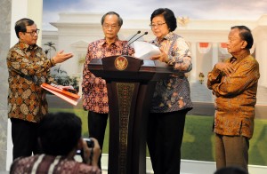 Menteri Lingkungan Hidup Dan Kehutanan Siti Nurbaya didampingi Rachmat Witoelar dan Sarwono K, serta Seskab Pramono Anung, dalam keterangan pers di Istana Merdeka, Jakarta, Senin (31/8)