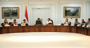 Presiden Jokowi didampingi Wapres Jusuf Kalla memimpin sidang kabinet paripurna, di kantor Presiden, Jakarta, Selasa (4/8)