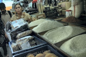 Seorang pedagang beras menjaga tokonya,  di Pasar Senen, Jakarta, Rabu  (22/7).