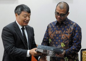 Seskab Andi Widjajanto menerima buku dari Menteri Komisi Pembangunan Nasional dan Reformasi RRT Xu Shaoshi, di Gedung Utama Kemensetneg, Jakarta, Selasa (11/8)