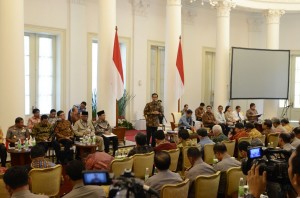 Presiden Jokowi saat memimpin Sidang Kabinet yang dihadiri para Gubernur, Kajati, dan Kapolda, di kantor Kepresidenan Bogor, Jabar, Senin (24/8) 