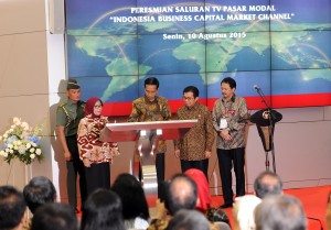 Presiden Jokowi didampingi Ketua OJK Muliaman Hadad meresmikan TV Pasar Modal, di Bursa Efek Indonesia Jakarta, Senin (10/8)
