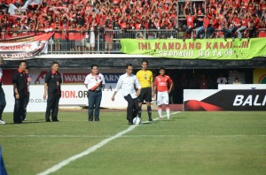 Presiden Jokowi menendang bola sebagai tanda dimulainya pembukaan turnamen Piala Presiden, di Gianyar, Bali, Minggu (30/8)
